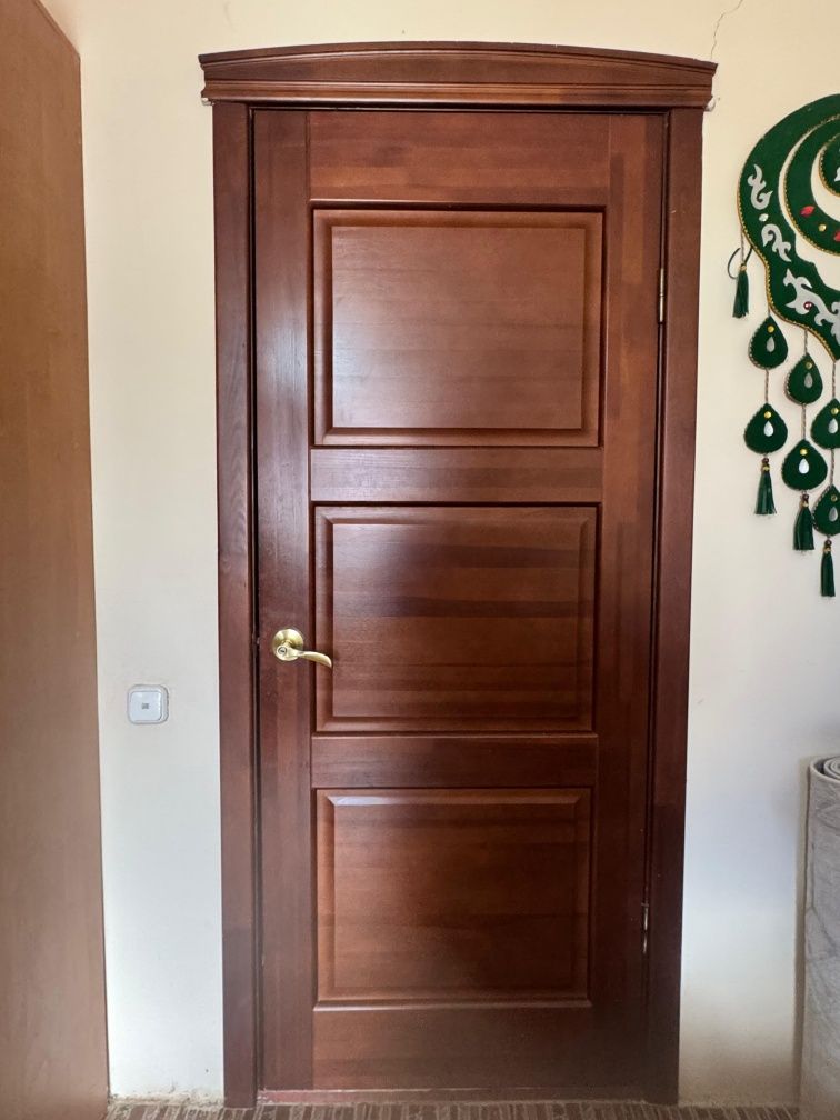 Дверь из натурального дерева