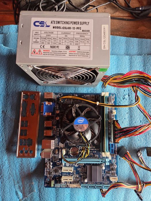 KIT placa de baza Gigabyte cu procesor I3. 4 Gb ram si sursa