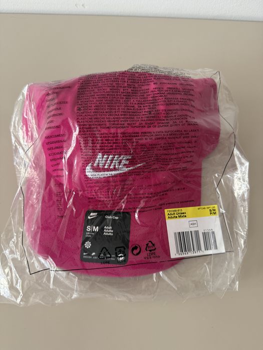 Чисто нова цикламена шапка Nike
