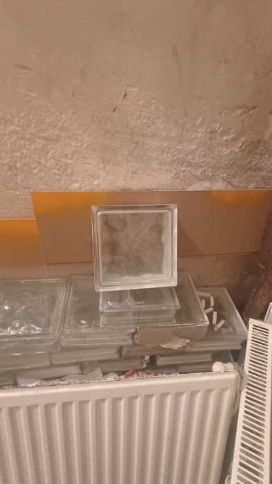 Ușă,calorifere, cărămizi de sticlă,paravan