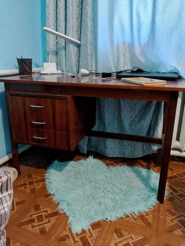Стол письменный, стулья