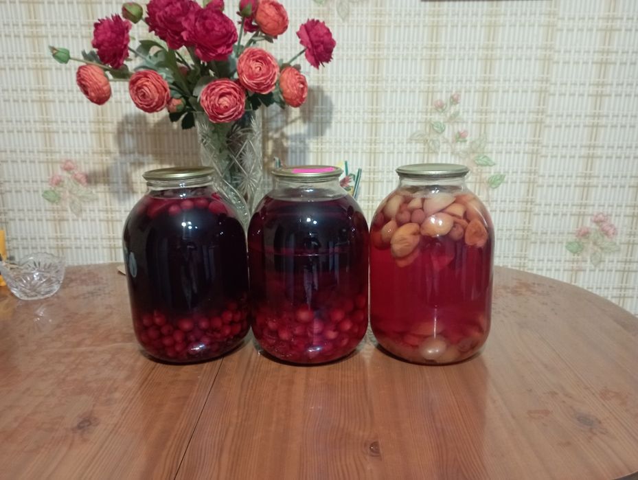 Компот домашний из вишни и ассорти