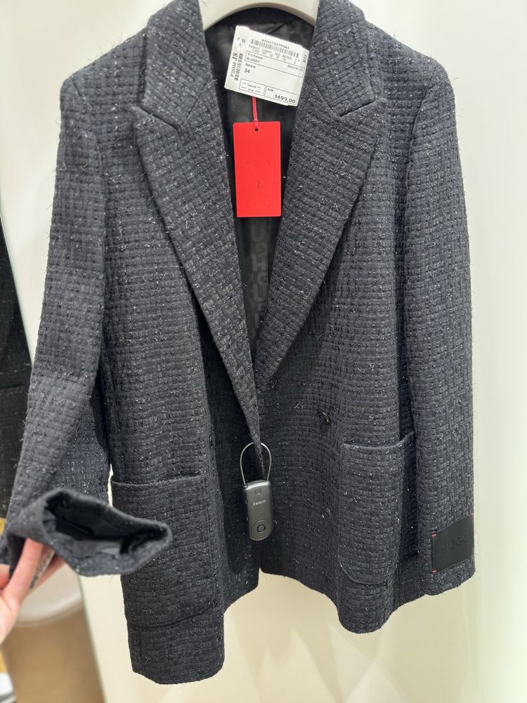 Sacou Hugo Boss de la 1500 lei la 900 lei