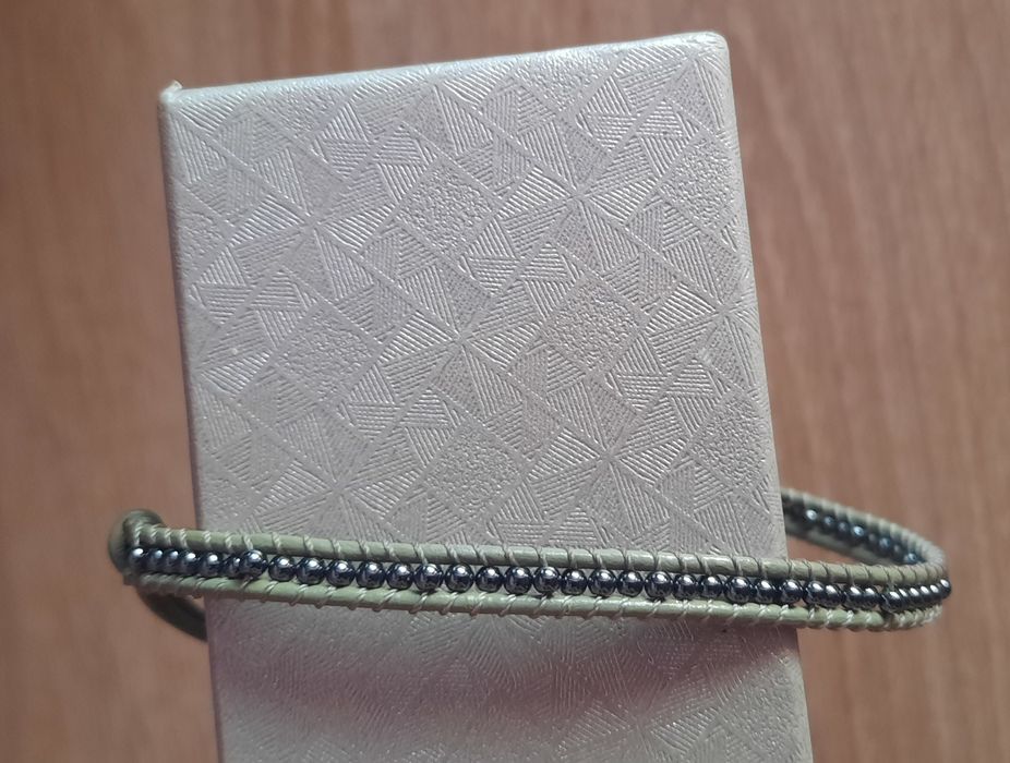 Сива кожена гривна с мъниста