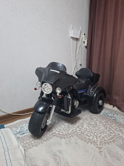 Продам машину детскую
