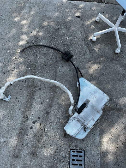 Vas lichid parbriz bmw f10 f11 f06 f12 f13