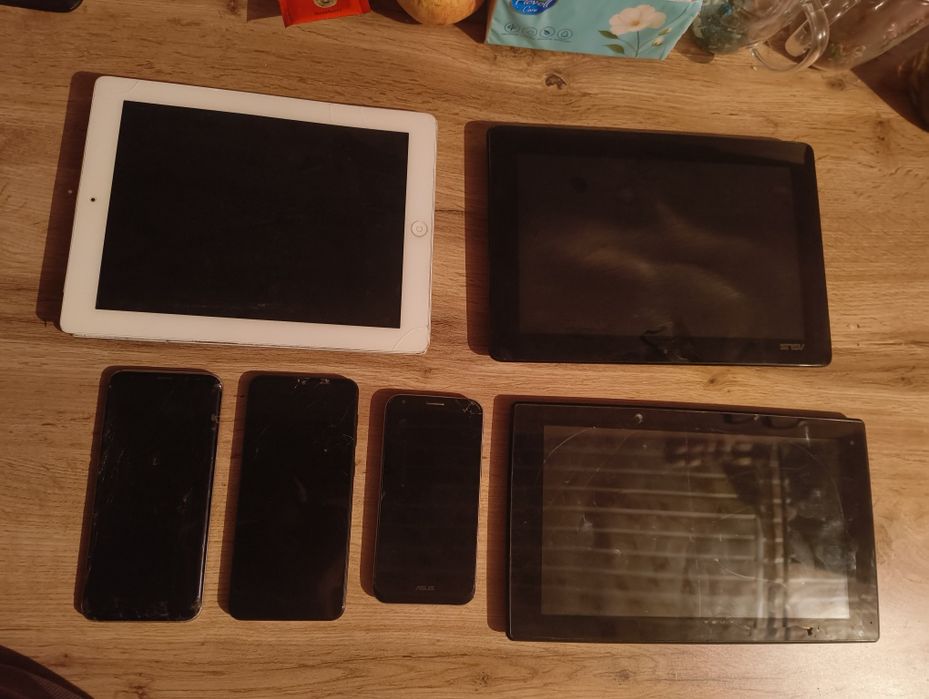 Три телефона и три планшета. Дёшево, на запчасти!