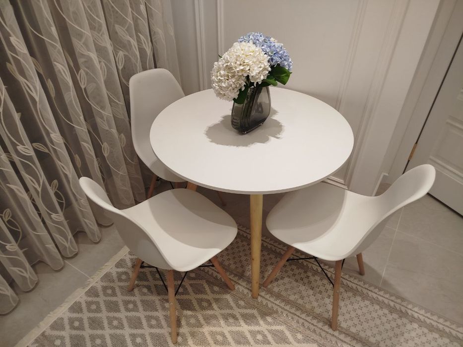 Стол и стули для дома и кухню