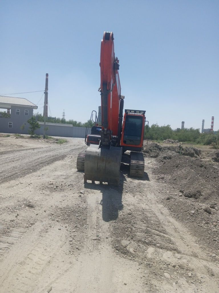 Ekskavator sotiladi.