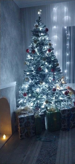 Продам заснеженную ёлку , высота 2,40 . Широкая , пушистая .