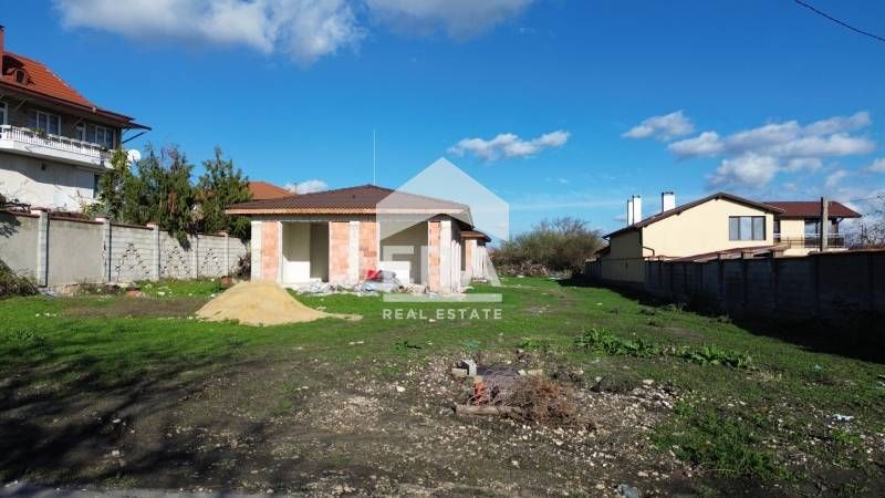 Едноетажна новострояща се къща за продажба, с двор, в с. Калиманци, на