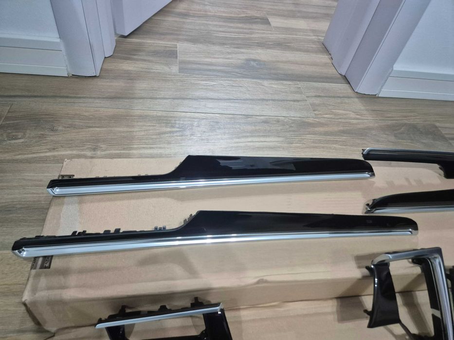 Set trimuri ornamente bord usi Porsche Macan 95B 2014-2018 Piano Black