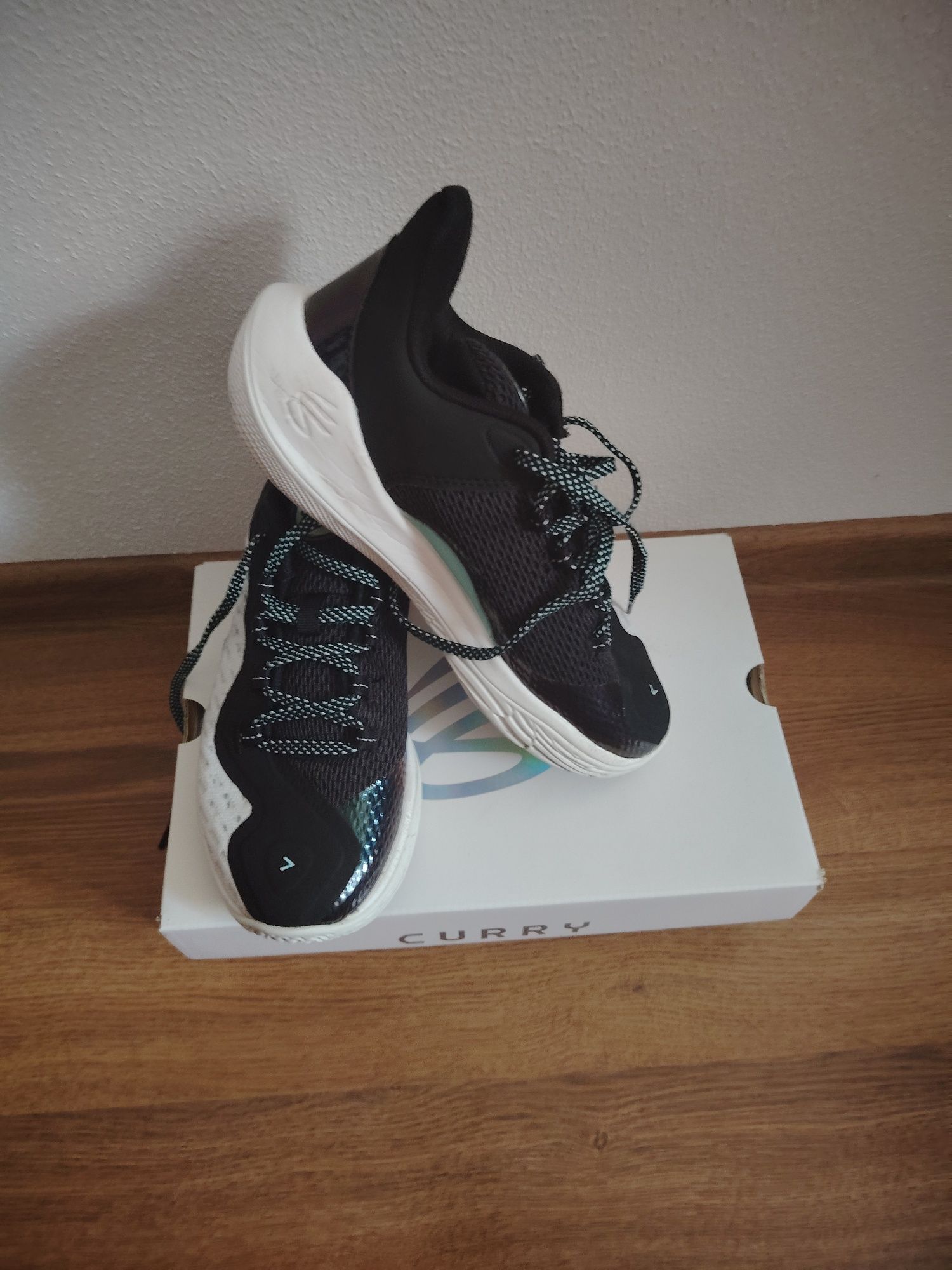Vând adidași Under Armour, mărimea 37,5.