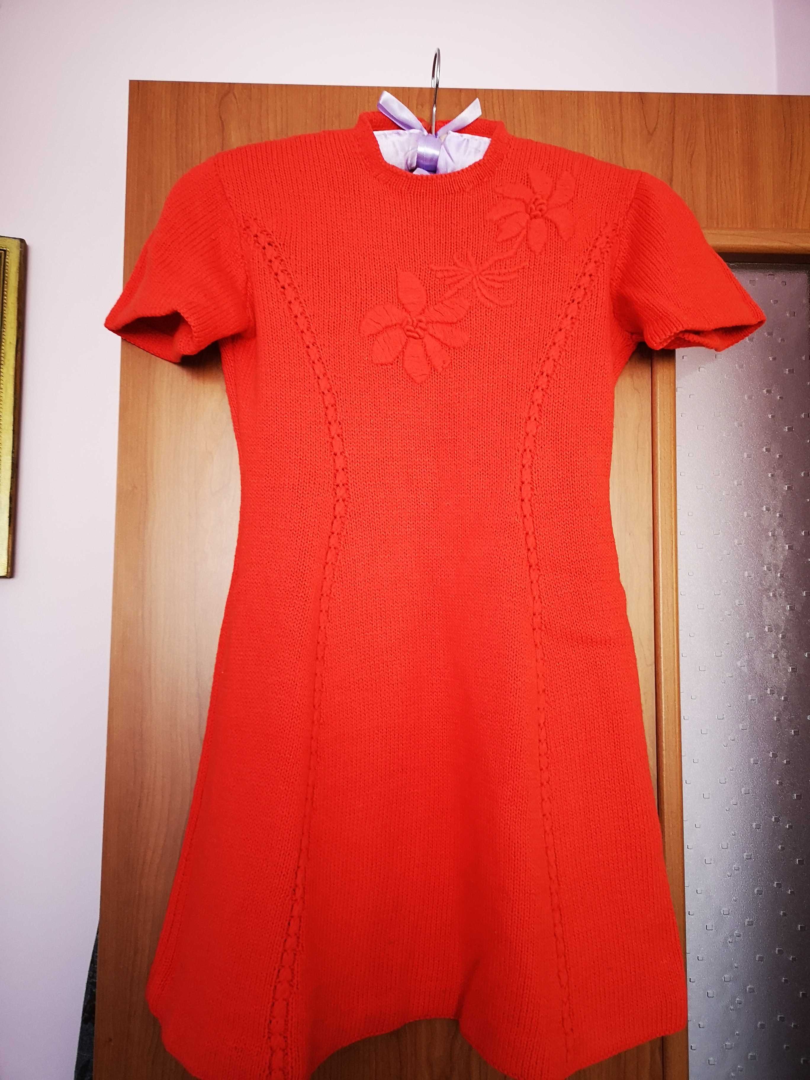 Червена плетена рокля за момиче