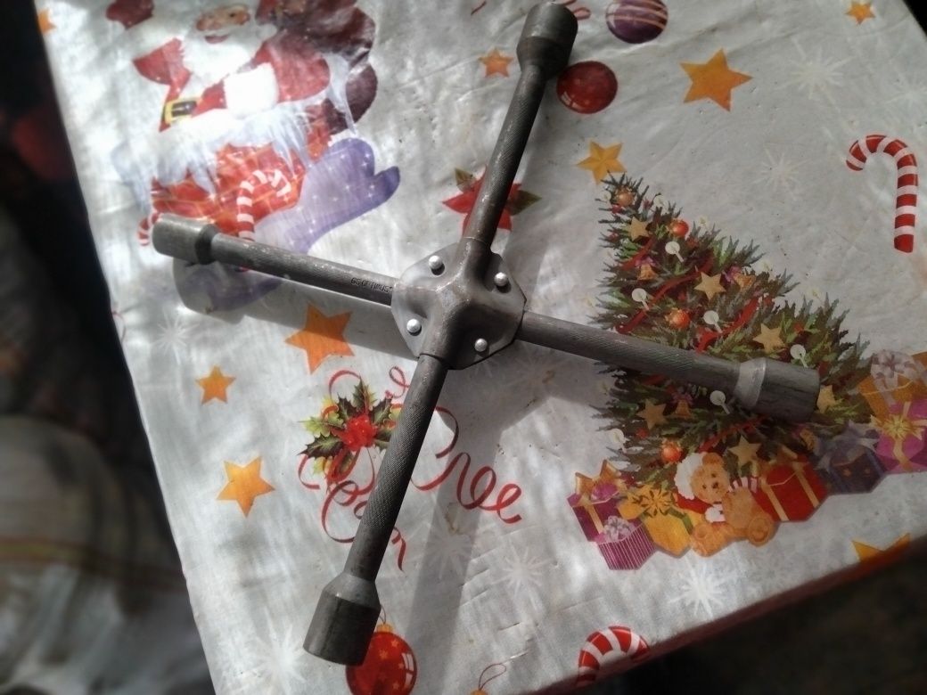 Cheie tubulara în forma de cruce