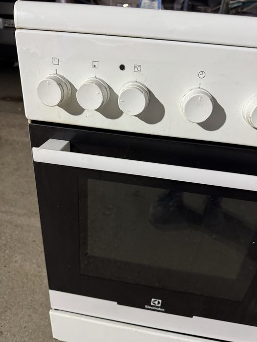 Печка с керамични котлони electrolux