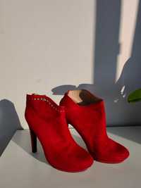 Червени велурени боти Zara