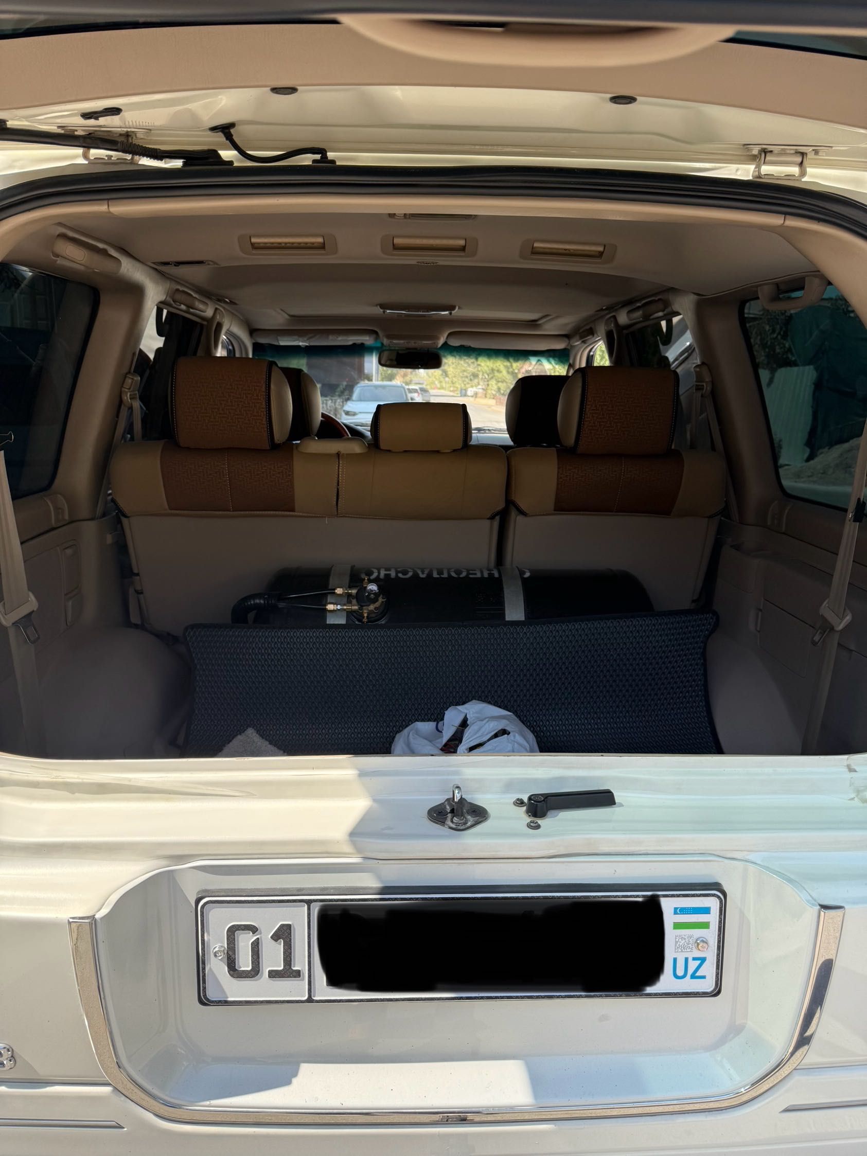 Lexus LX 470 V8.