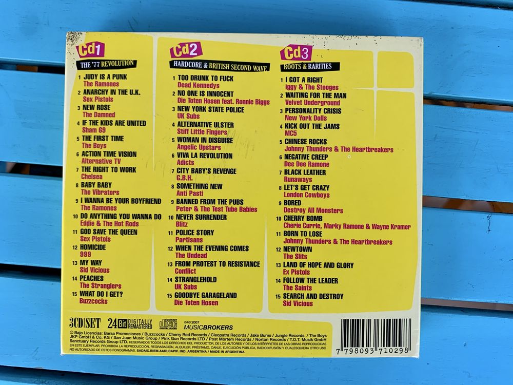 3 CD set “PUNK 1977/2007” с книжка, плюс подарък CD на Audioslave