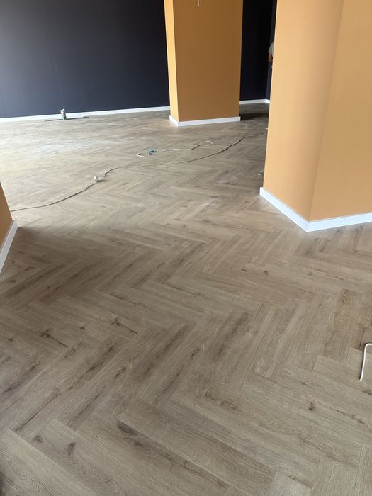 Montaj parchet plinta herringbone