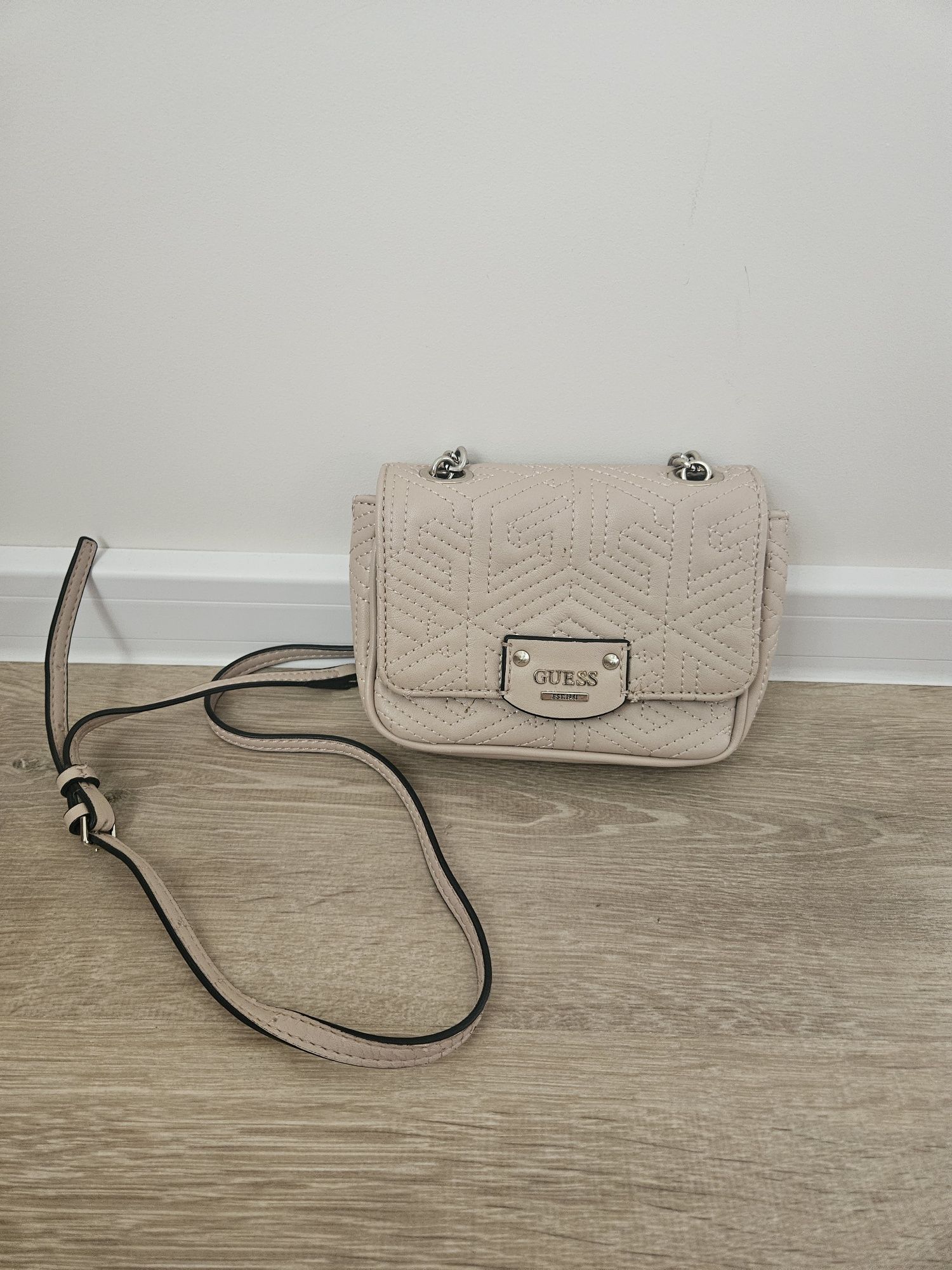 Оригинална малка чанта Guess