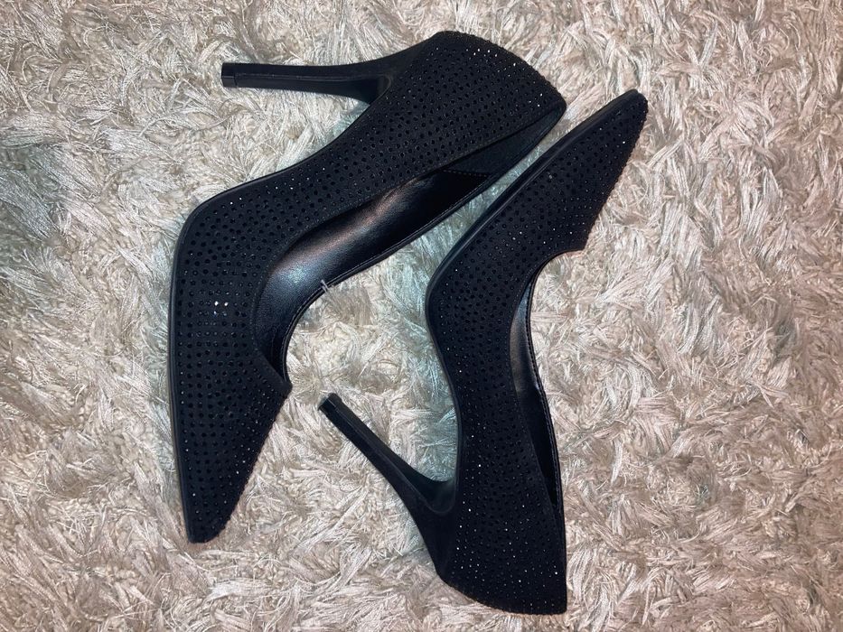 Vând pantofi negri cu pietricele