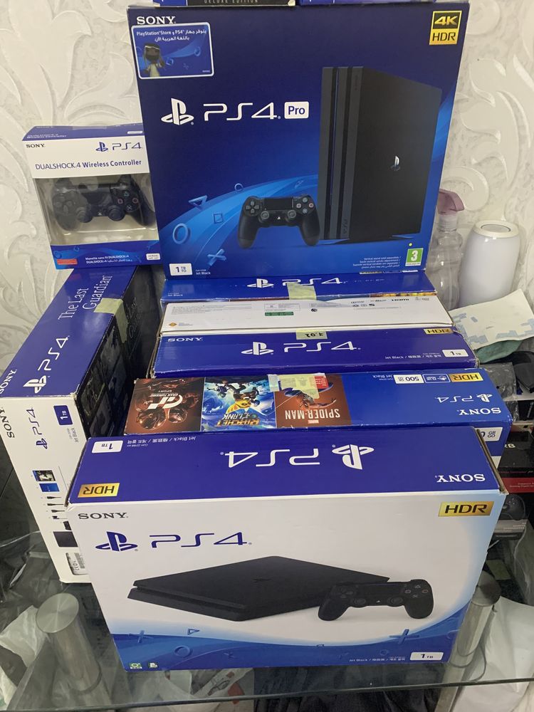 Playstation4 slim 1TB с играми и два джестика как на фото