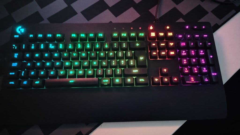 Клавиатура Logitech G213