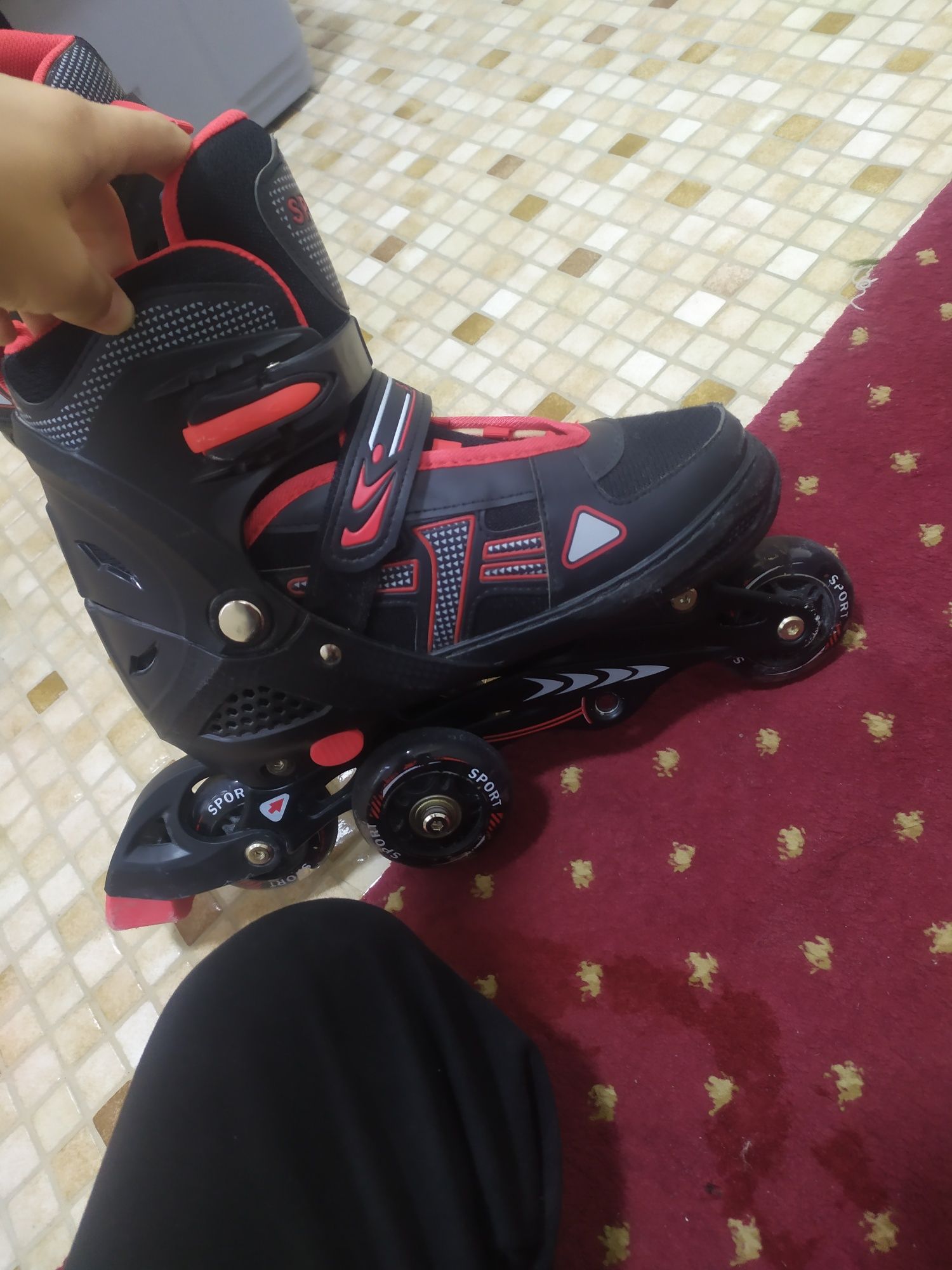 Qizil rangdagi Sport Roliklar
