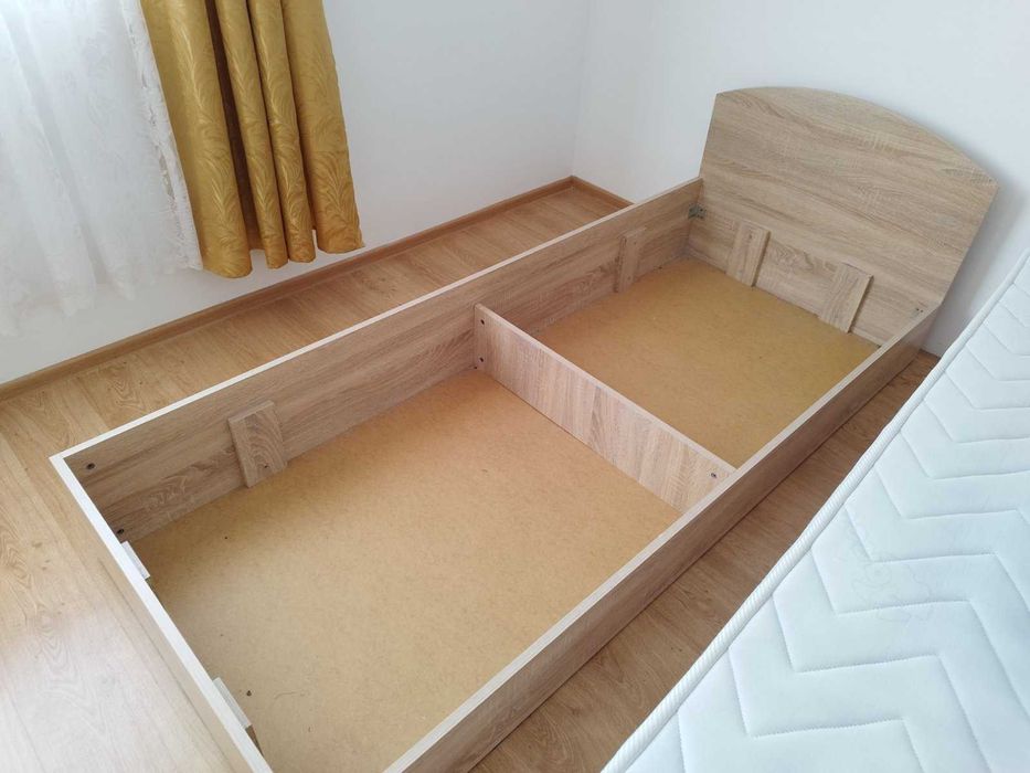 Единични легла с матраци в добро състояние