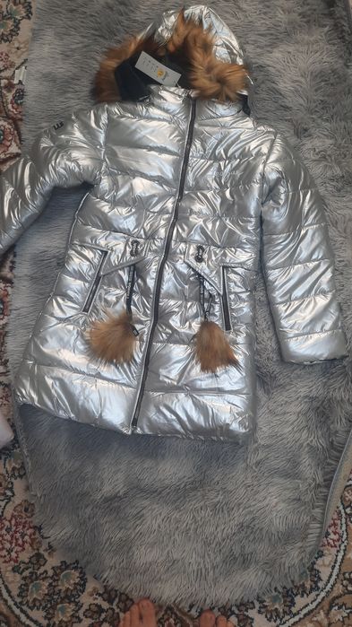 O'rta  yoshdagi qizlarimiz un issiqqina qalingina kurtkalarimiz.