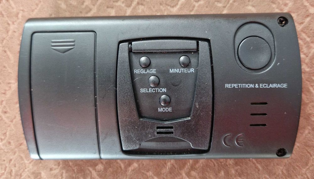 Малък настолен часовник с аларма Thomson