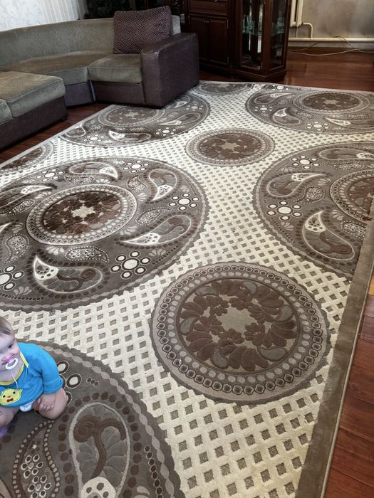 Продам ковёр размером 3 на 5 метров