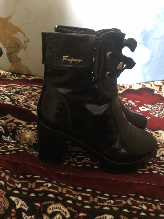 Продаются лакированные сапоги.