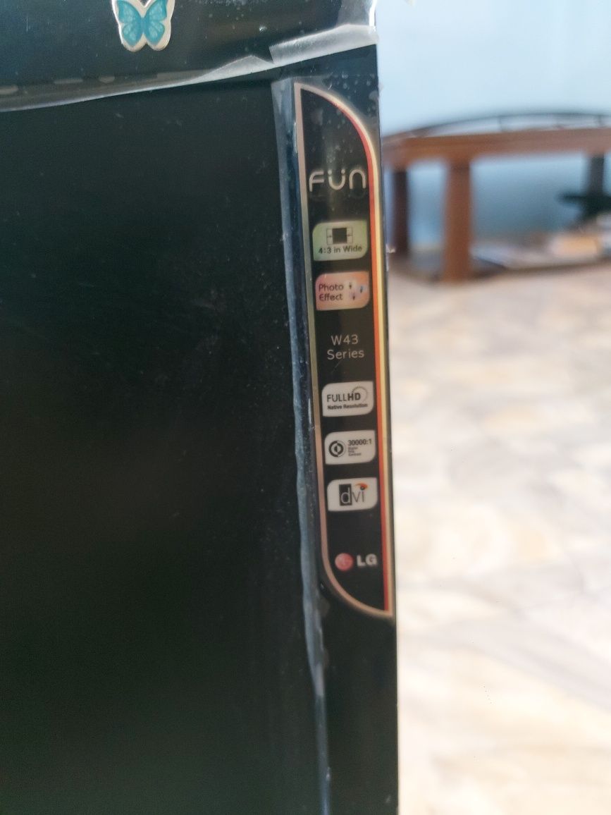 Продавам монитор LG