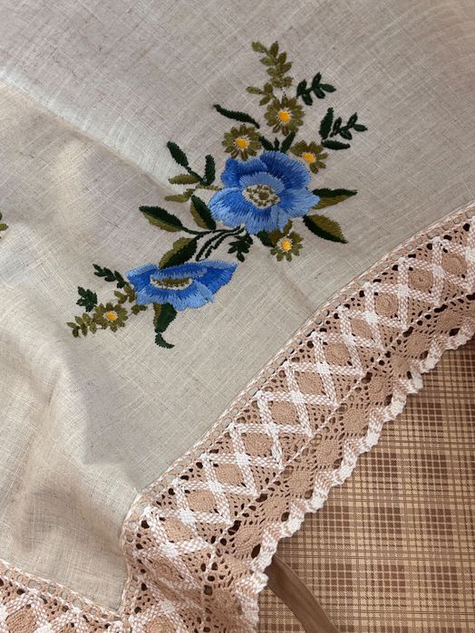 Красива квадратна покривка с изящна бродерия