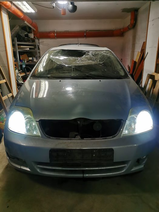 Продавам Тойота Корола 2005г. 1.4 vvti цялата или на части