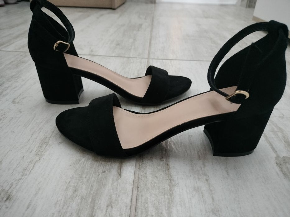 De vânzare sandale noi mărimea 38