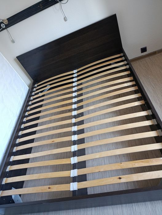 Кровать без матраса