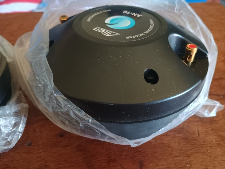 Vând o pareche de nalte drivere noi de 3 inci