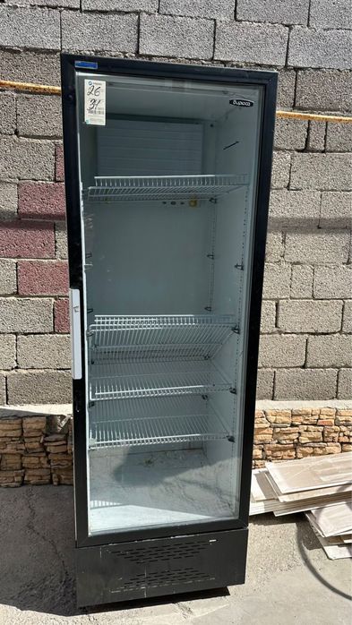 Большой вместительный холодильник