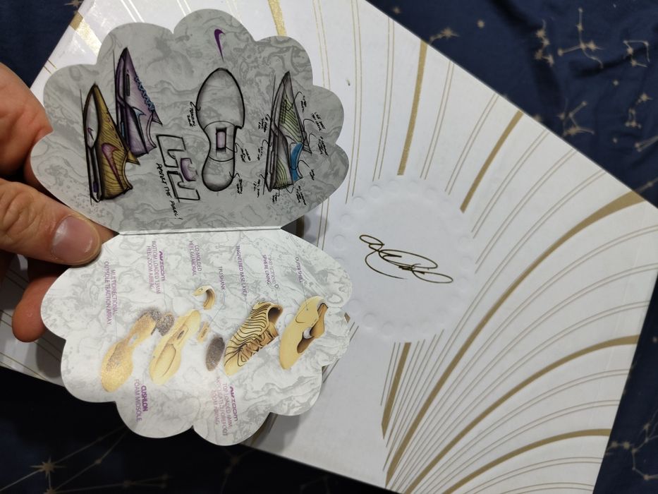 Nike Lebron The World is Your Oyster sneakers
LeBron 21 The World Is