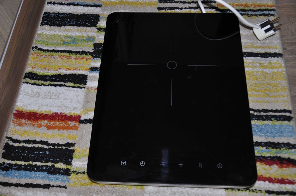 Свободно стоящ индукционен котлон в перфектно състояние.