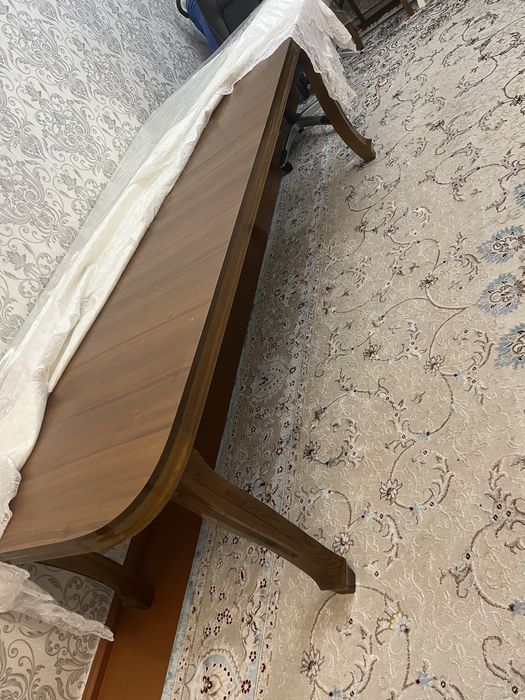 Овальный стол