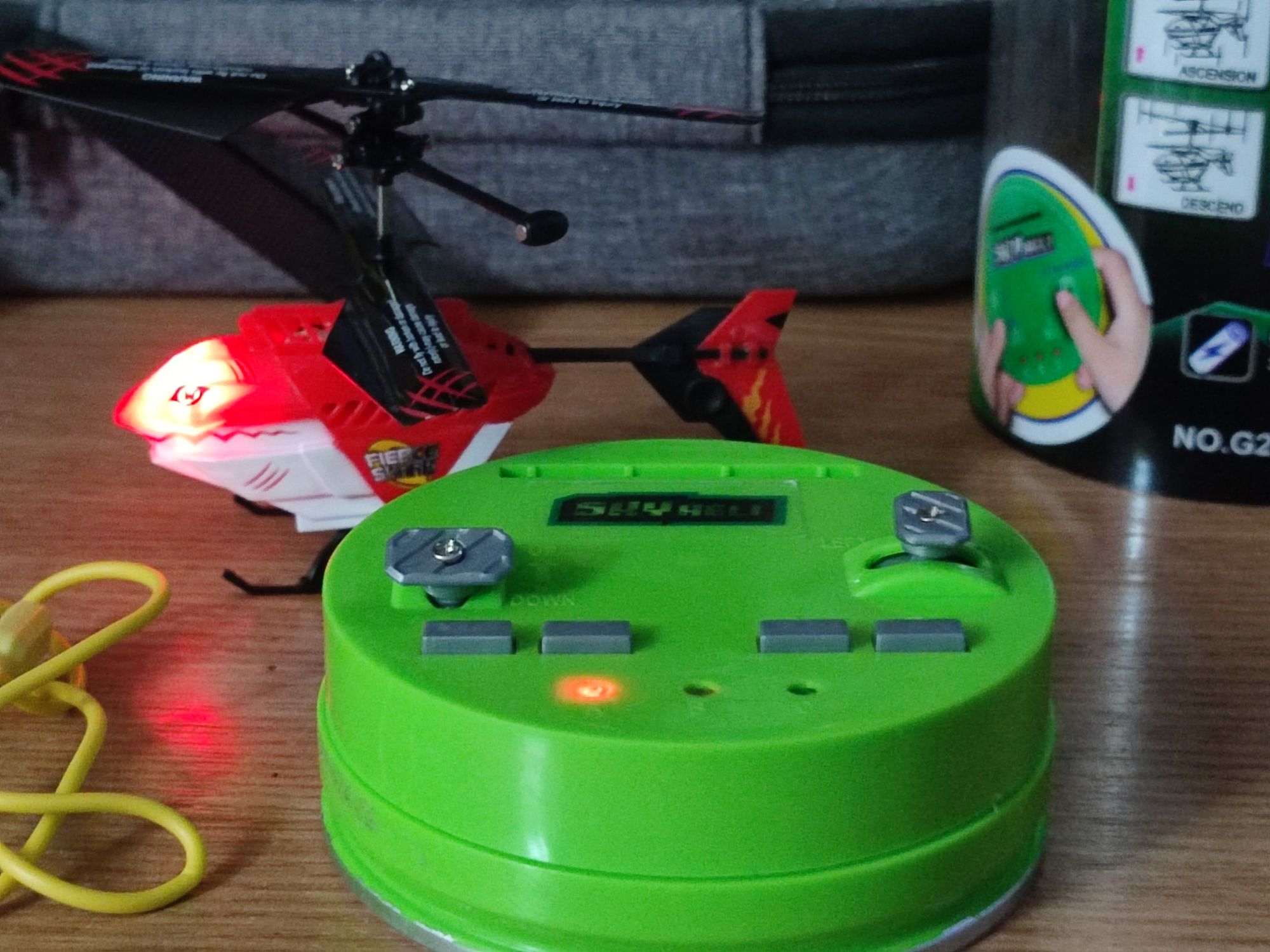 Mini dronă cu cameră + elicopter miniatură cu telecomandă
