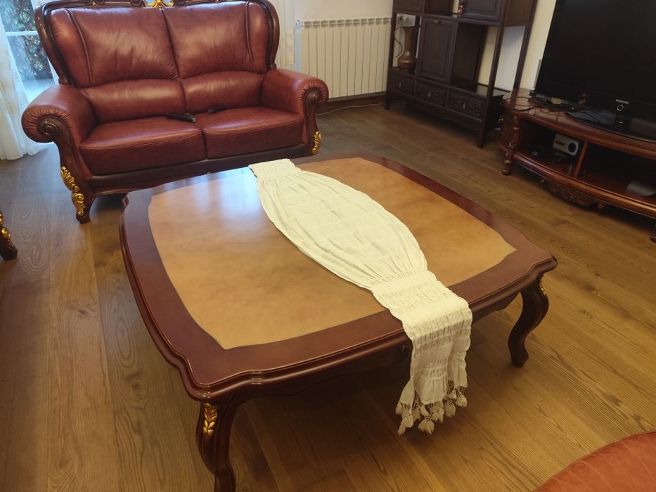 Vând set canapele din piele naturala,calitate extra,plus două mese.  l