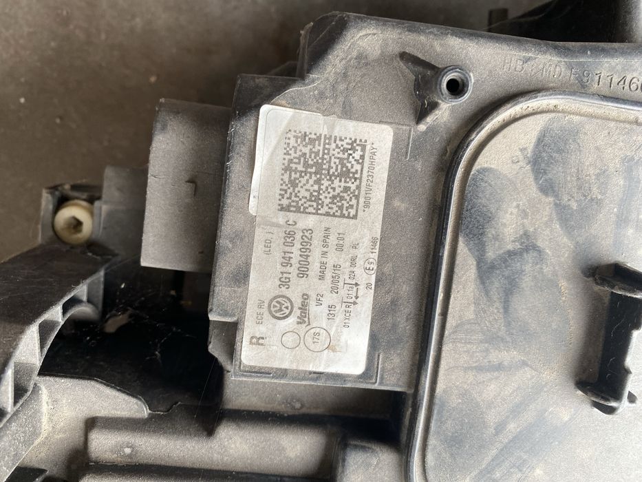 Продавам лед фарове за пасат 8 единия е с шчупено стакло