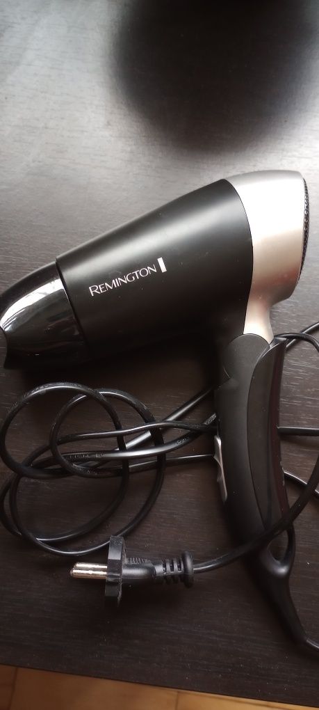Uscător de păr Remington Travel 2400 nefolosit