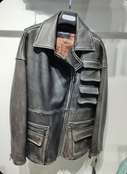 Кожаная куртка FAHRENHEIT93
Бренд: FAHRENHEIT
Номер: 1991
Цвет: 271-0