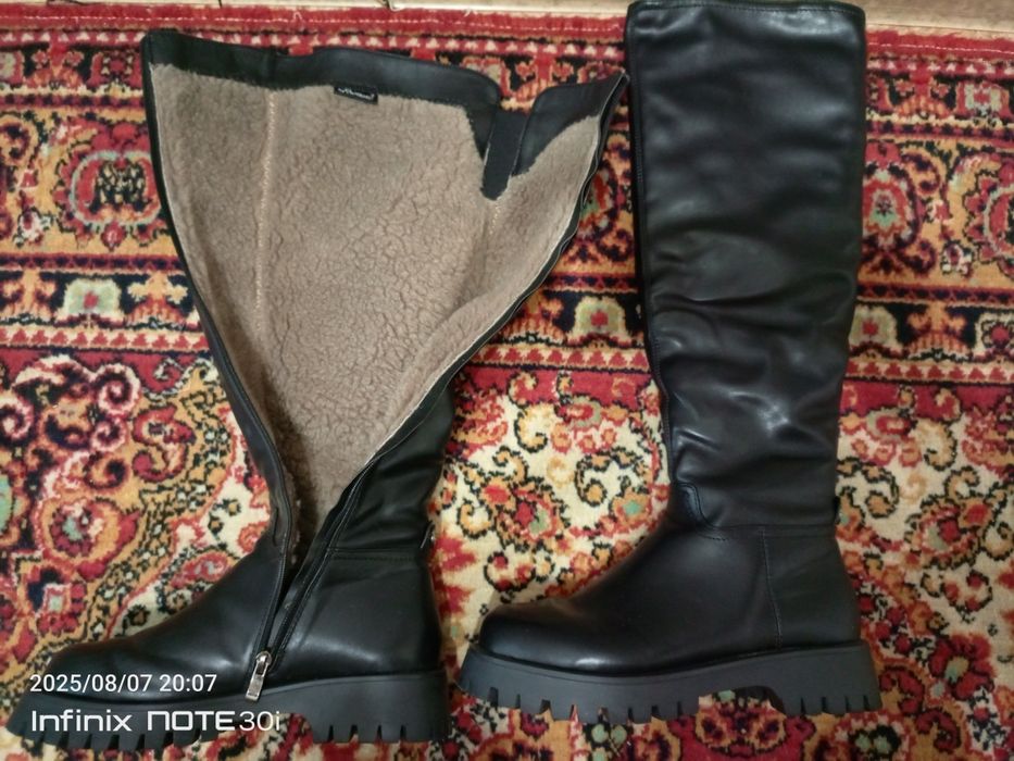 Продам женские зимние сапоги